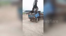 挖掘机钢铁巨爪撕碎卡车 如撕纸一般 