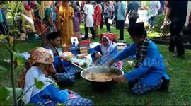 hundreds of chefs follow the rendang food cooking festival in the city of Padang