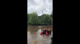 Rubber dingy rapids in Manchester ???????? #bramhall #flooding #floods @MENnewsdesk #manchestereveningnews https://t.co/lA3e4TNPBE