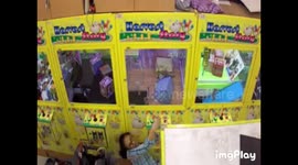 Thief caught on CCTV stealing cuddly toys from claw machine in Taiwan