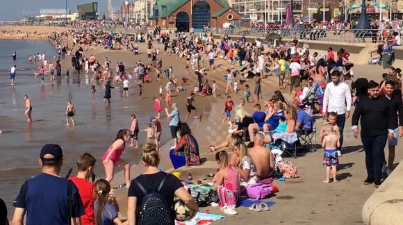 Thousands flock to Blackpool's beach