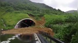 Massive mud blocks tunnel after sliding down from mountain in China