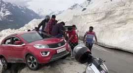 Indian engineers' ingenious hack to get car out of ditch in northern India