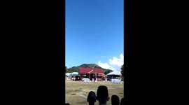 AKSI HEROIK SEORANG SISWA PANJAT TIANG BEDERA SAAT UPACARA HARI ULANG TAHUN REPUBLIK INDONESIA YANG KE 74