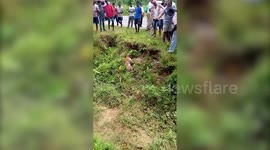 Newsflare Edit - Too close for comfort: Indian man has a brush with death after falling near injured leopard while clicking pictures of beast in eastern India