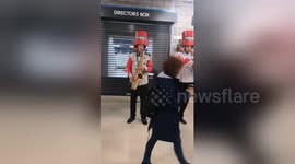 Newsflare Edit - Live music sponsored by @YorkshireTea could it get any better ???????? #Headingley #Ashes https://t.co/ee8FKL722e