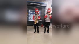 Newsflare Edit - Live music sponsored by @YorkshireTea could it get any better ???????? #Headingley #Ashes https://t.co/ee8FKL722e