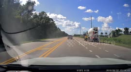 Electrician van stops in the middle of a 60 mph Road to drop someone off and almost causes a pileup