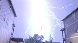 Lightning strike caught at perfect angle in small Oregon town
