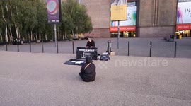 Musician Andreas Wolff Enthralls a Tourist With His Beautiful Music 