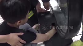 超暖！男孩被自动扶梯“咬”住   消防员一边救助一边送上棒棒糖