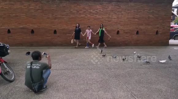 Professional 'pigeon spookers' help tourists take the perfect Instagram
