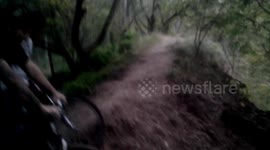 Caida en bicicleta graciosa