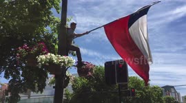 Flameo de bandera durante marcha en Chile