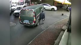 贵州兴义 6旬老人碰瓷将脚塞车轮下