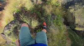 Hawaiian hiker tackles nerve-wracking narrow ridge at 2600ft altitude