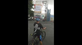 Filipino teenager amazes drivers by riding bike with boxes stacked on his head