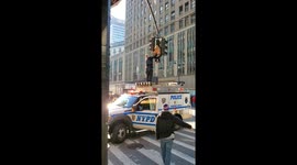 Dude sitting on top of traffic lights got arrested from police part 2