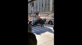 Dude sitting on top of traffic lights got arrested from police part 3