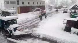 National highway pariall closed  due to  snowfall across jawahar tunnel in Northern India