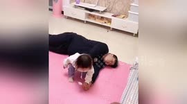 Two-year-old girl steals ice lolly from father after he pretends to faint in China