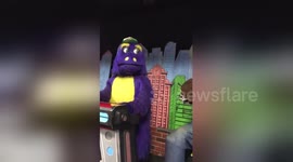 Chuck E. Cheese animatronic band seems to have a LOT of tension
