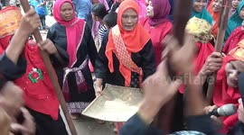 Community come together through ritual rice pounding song in Indonesia