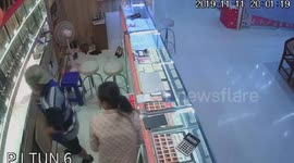 Moment robber hurls brick at display cabinet and steals 25k of gold jewellery in Thailand