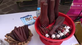Tourists have 'hammer massages' at Buddhist temple in Thailand