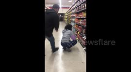 En el supermercado asiendo compras lol