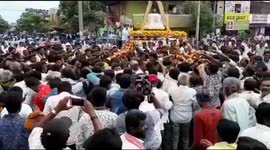 15-foot garland of apples stripped in seconds by Indian politician supporters