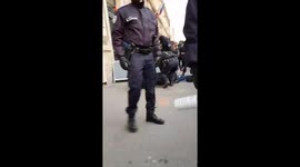 Arrestation en cours je viens de me faire renverser par une voiture de #police une personne évacué par les pompiers https://t.co/MV1Suh0AOX