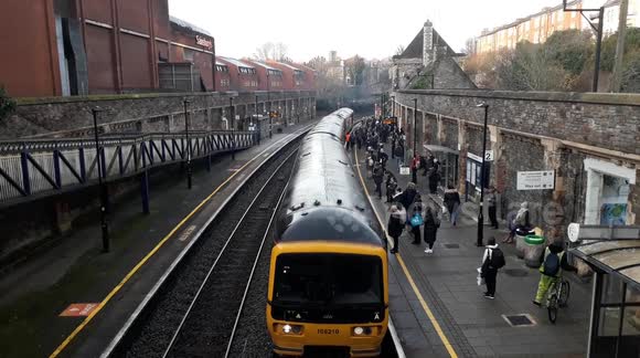 GWR train in station with crowds of passengers waiting to board ahead of biggest timetable shakeup since 1976