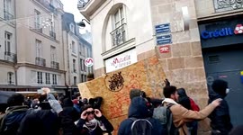 Protesters clash with French police in Nantes