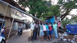 Indian workers devise an excellent hack to erect a heavy concrete pole