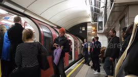 London Underground Train Held Due To Problum Passenger 