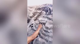 Talented artist uses impressive painting technique to create masterpieces in China
