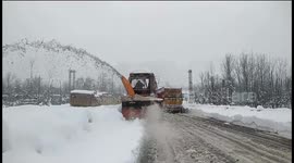 Passenger & Vechicle stranded due to Heavy snow fall  in Northern India.