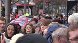 On Christmas Eve, hundreds queue for turkey and festive food in London