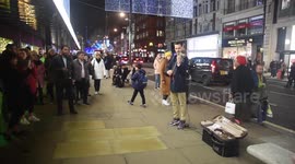 Violinist Distracts Christmas Eve Shoppers 