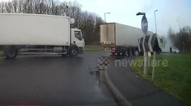 When a female driving instructor and the public run to save a Vauxhall Corsa from fire