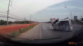 Dashcam footage of pickup truck tipping onto its side ejecting passengers