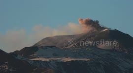 Stunning time lapse of Italy's Mount Etna spewing ashes