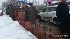 Gas shortage in north Kashmir after heavy snowfall leads to queues of desperate purchasers