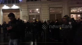 Des manifestants devant le théâtre où se trouve Emmanuel Macron