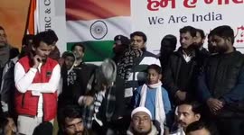 Indian politician continues address to crowd despite his pants falling down