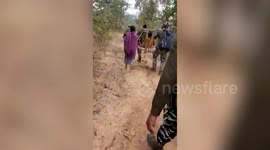 Indian troops carry pregnant woman for 6km on makeshift stretcher to hospital in central India