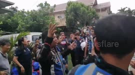 Moment boyfriend proposes while delivering aid to residents evacuated from Philippines' Taal volcano