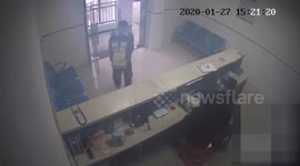 Kind-hearted man sprints away after leaving 500 masks at police station in China