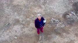 严肃可爱认真！ 无人机监控村里的老奶奶